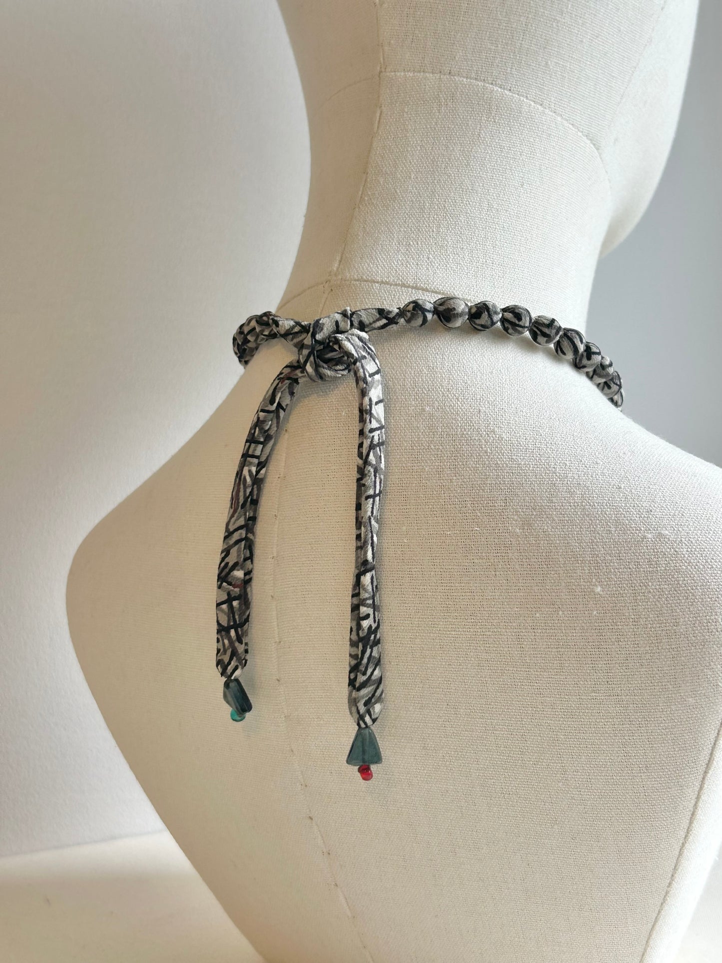 Collar MIKA - Gris Guijarro
