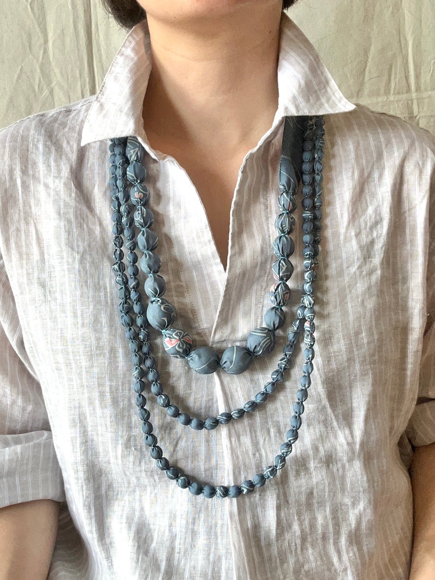 Collier FIJI dans un vase bleu