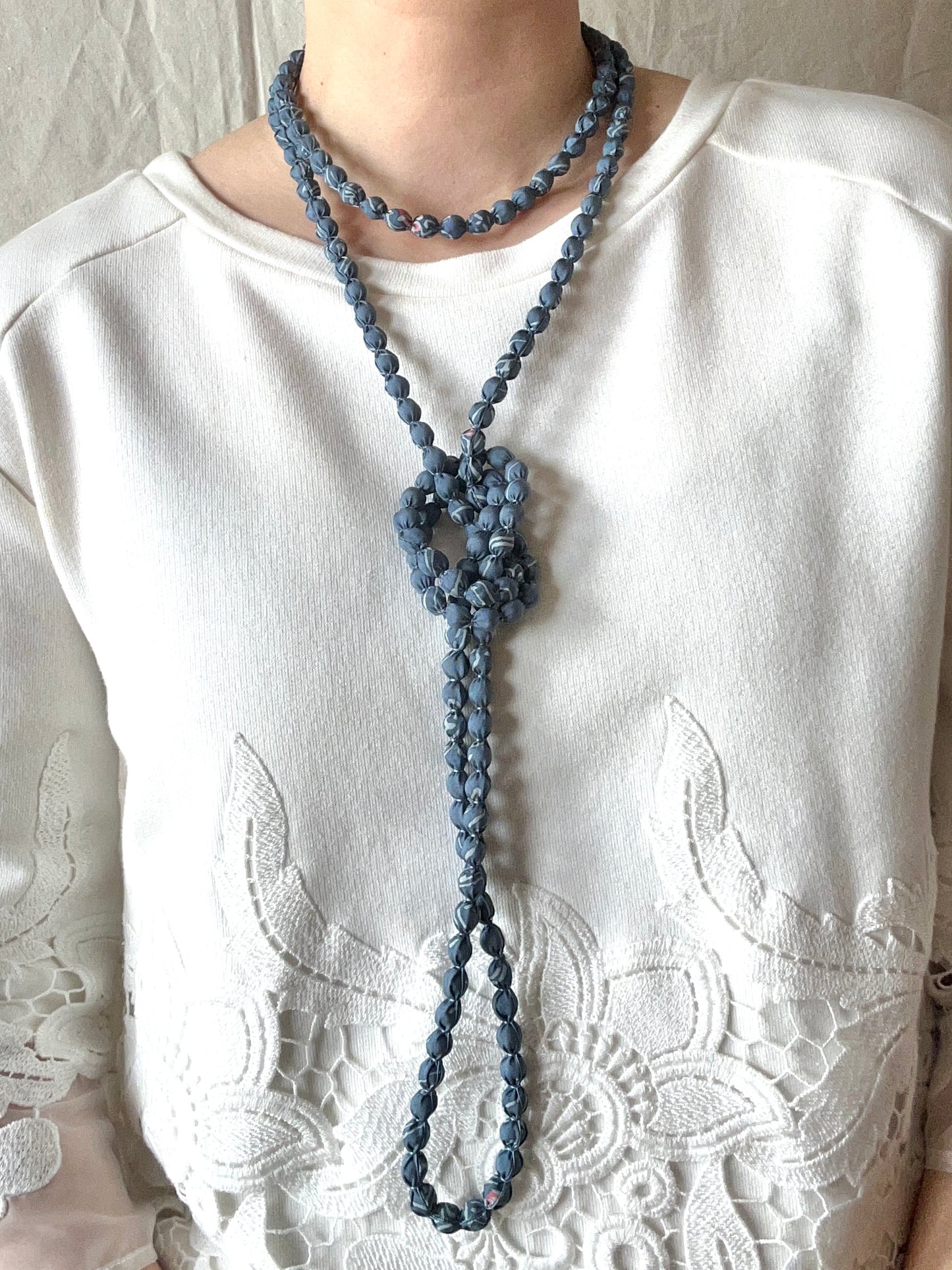 Collier FIJI dans un vase bleu