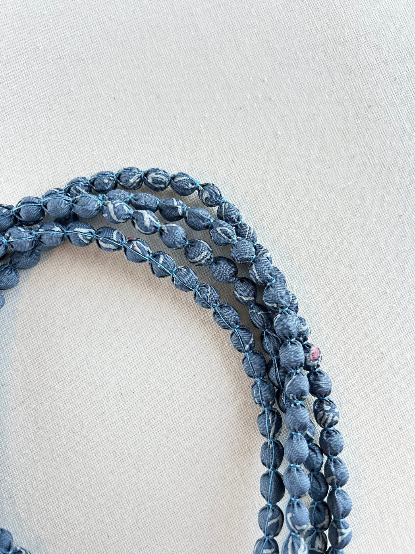 Collier FIJI dans un vase bleu