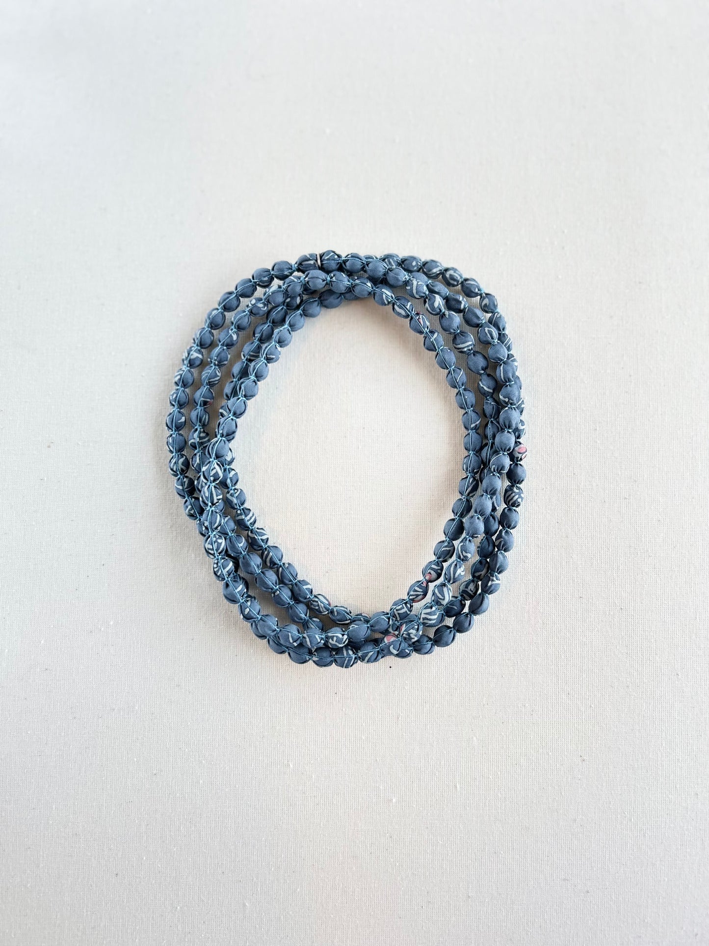 Collier FIJI dans un vase bleu