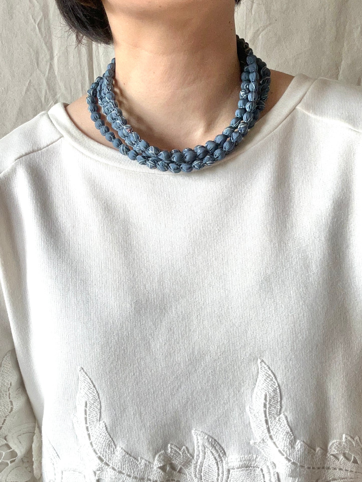 Collier FIJI dans un vase bleu