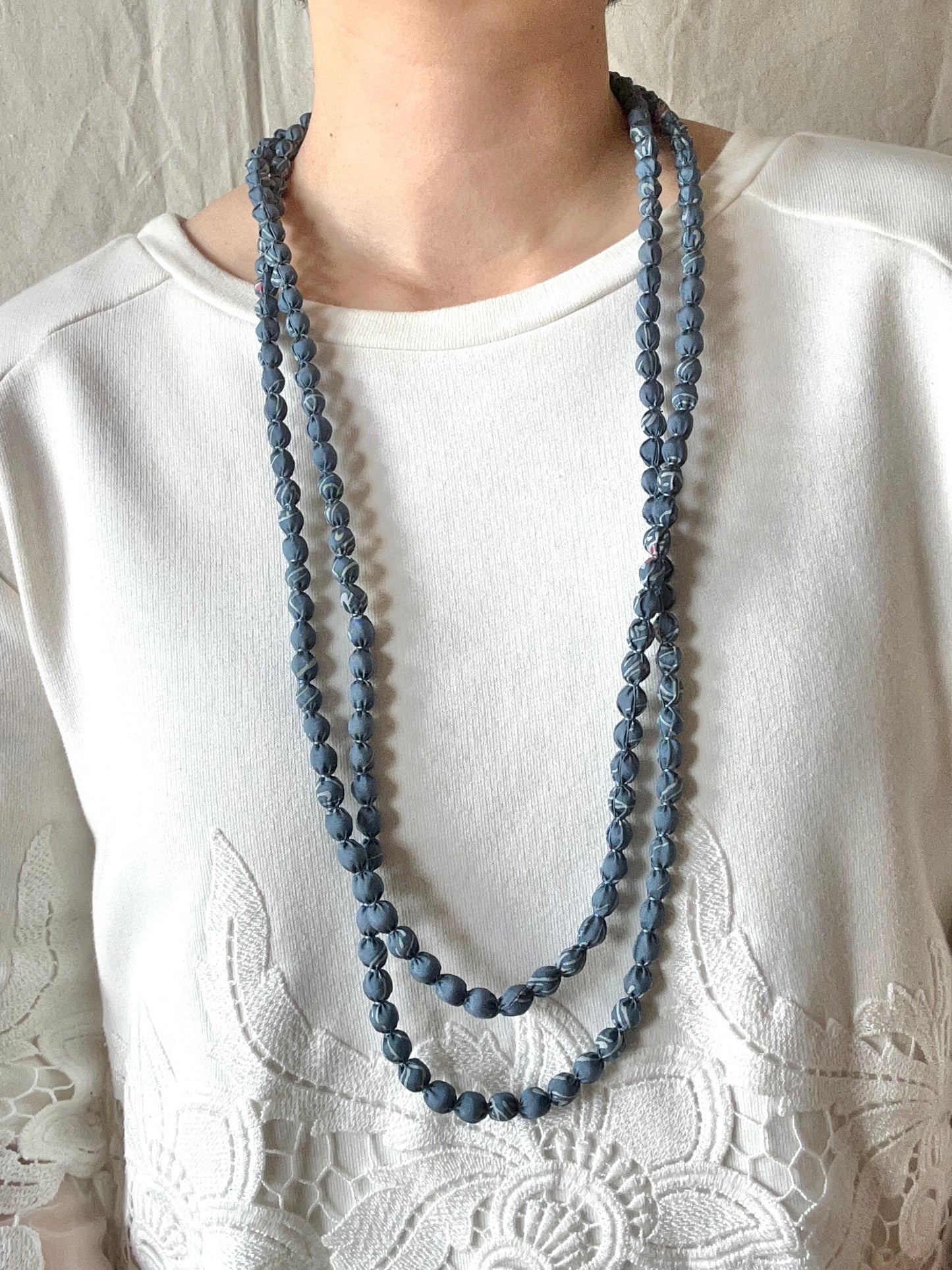 Collier FIJI dans un vase bleu