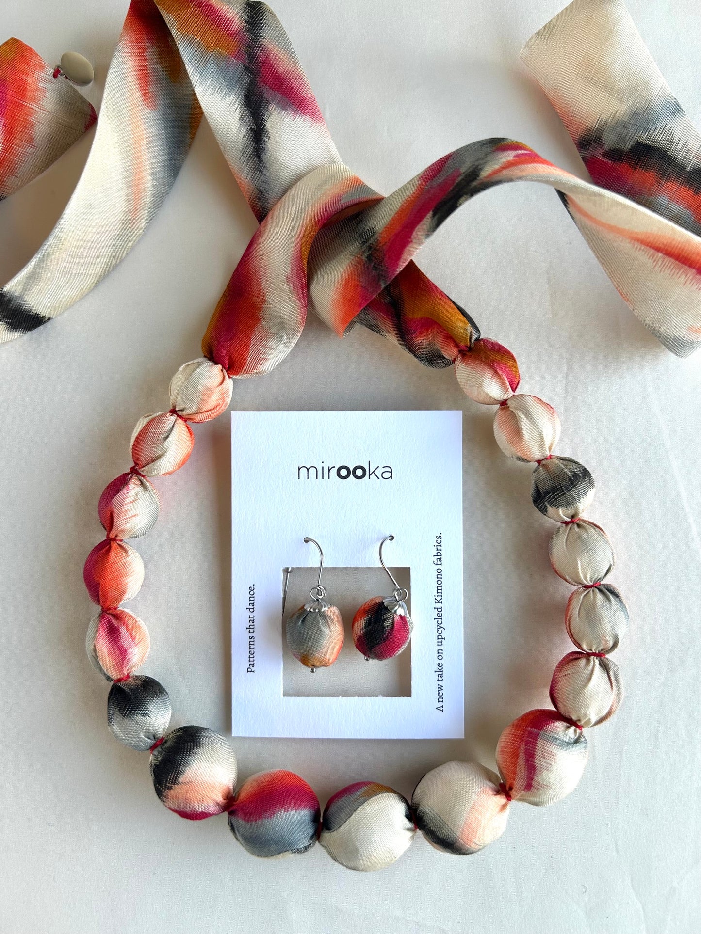 Collar KIRA - Mármol Carmesí